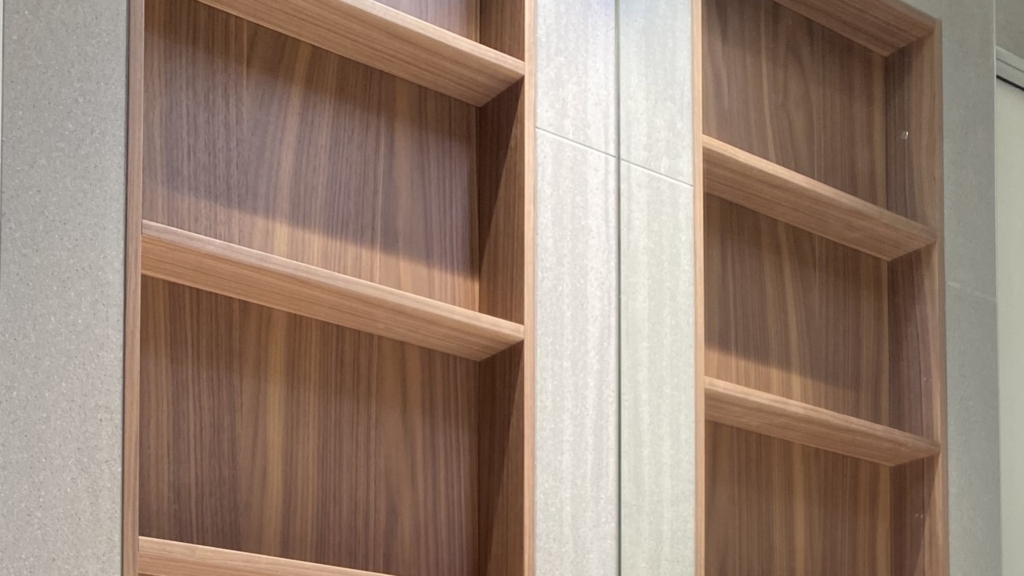 Un gros plan d'une étagère en bois dans une pièce