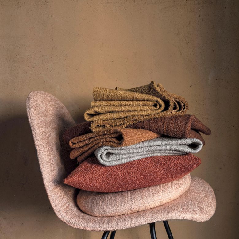 Une pile de couvertures posée sur une chaise