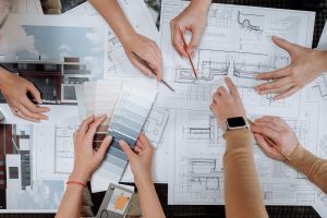 Un groupe de personnes assises autour d’une table travaillant sur un projet