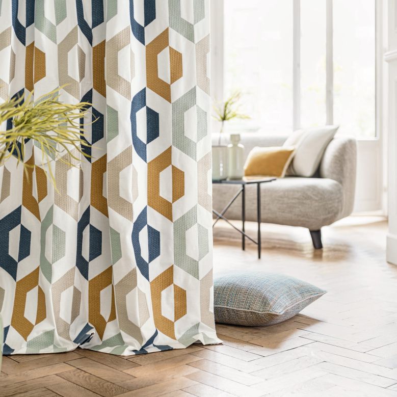 Un salon avec un canapé, une chaise et une fenêtre