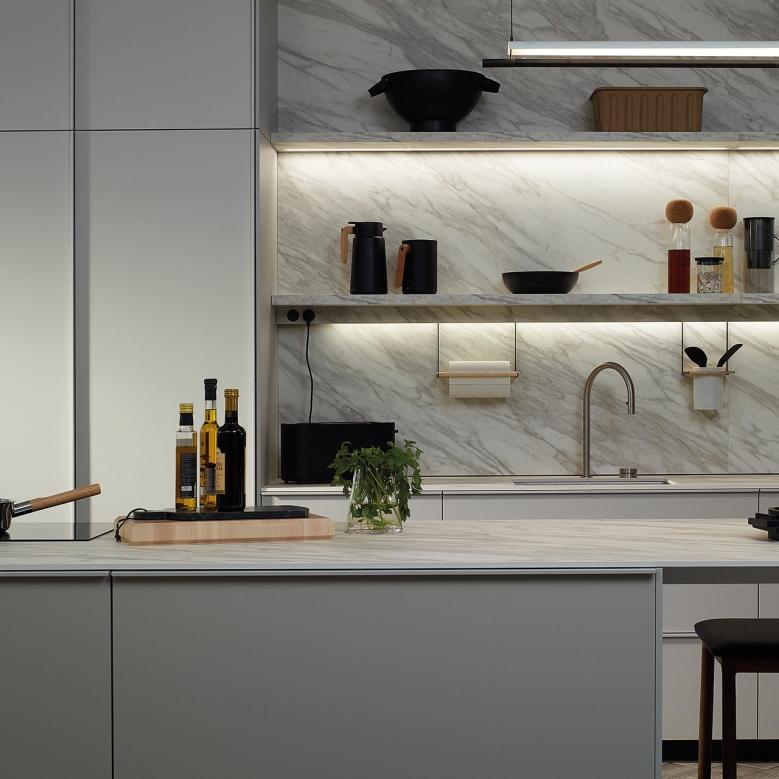 Une cuisine avec un comptoir et des étagères en marbre