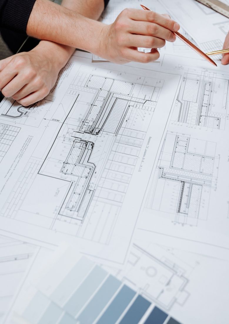 Une personne travaillant sur un plan avec un crayon
